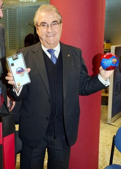 El abuelo de Piqué con regalos del Barça para Milan