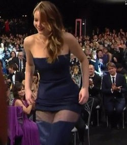 Jennifer Lawrence con el vestido roto