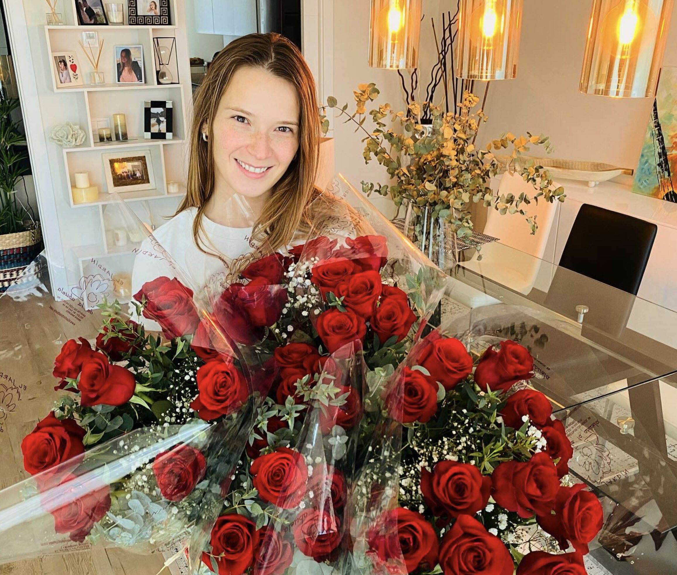 Yana Olina con un gran ramo de flores/ Foto: Instagram