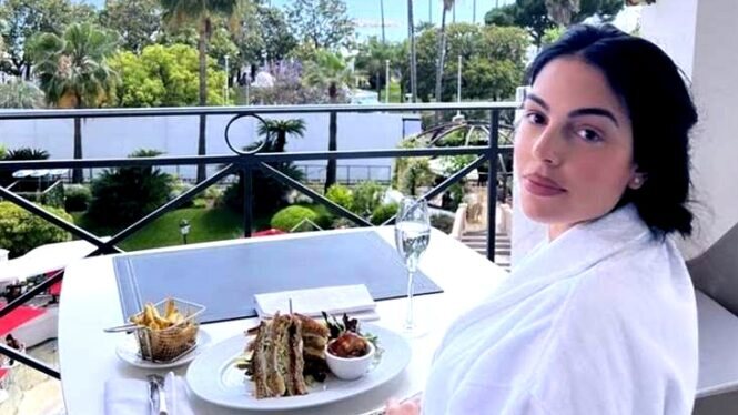 Georgina Rodríguez comiendo en un hotel/ Foto: Instagram