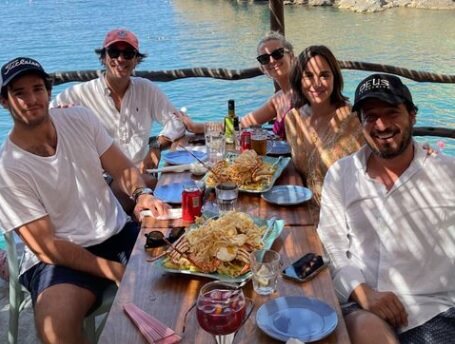 Tamara Falcó e Íñigo Onieva con unos amigos en Mallorca/ Foto: Instagram
