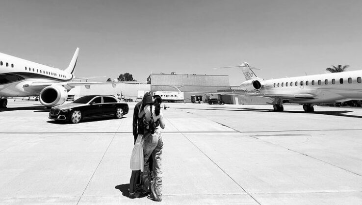 Kylie Jenner con su pareja en el aeropuerto/ Foto: Instagram
