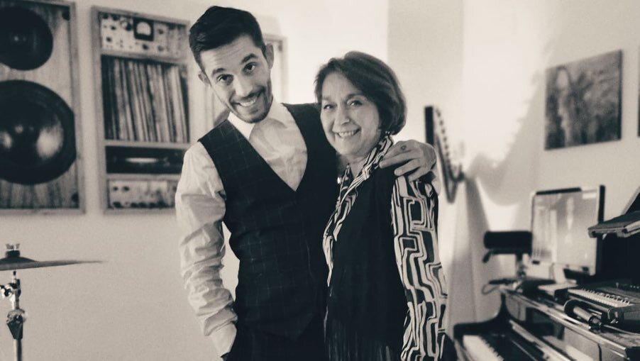 Víctor Elías y su madre | Instagram
