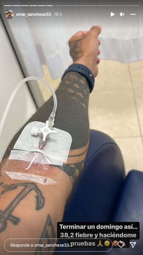 Historia de Instagram de Omar Sánchez en el hospital con la vía en el brazo | Foto: Instagram