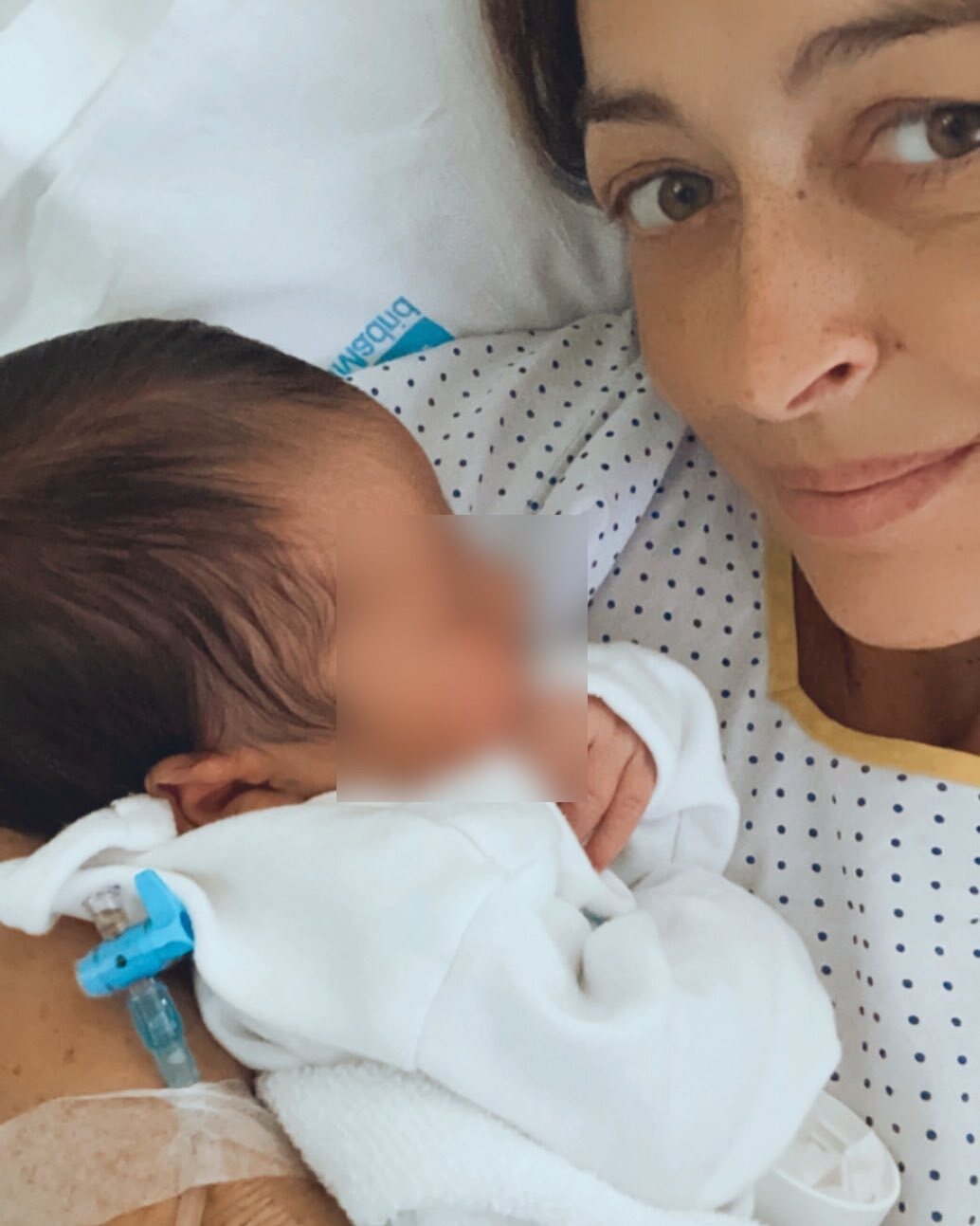 Sara con su niña recién nacida | Instagram