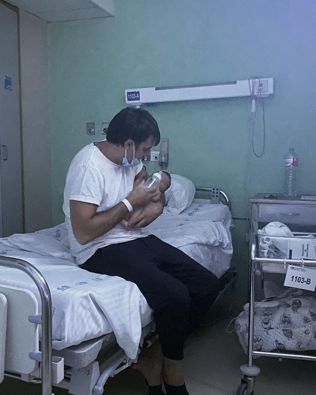 Ion Aramendi dando de comer al bebé | Instagram