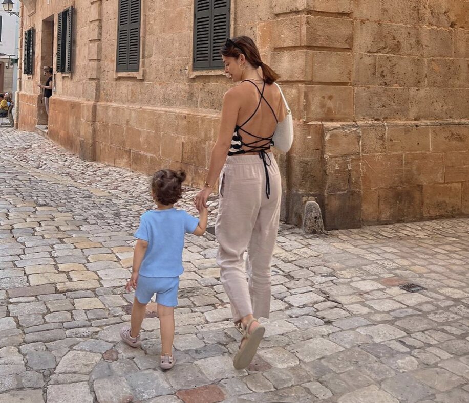 Laura Escanes paseando con su hija Roma/ Foto: Instagram
