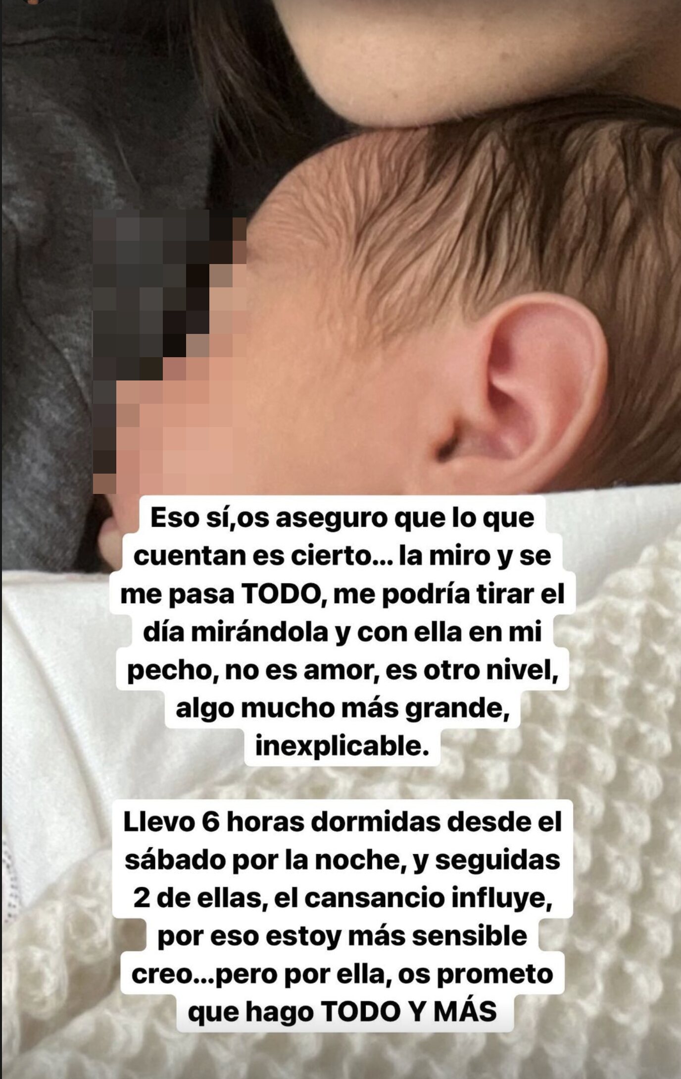 Violeta Mangriñán con su hija en el pecho/ Foto: Instagram