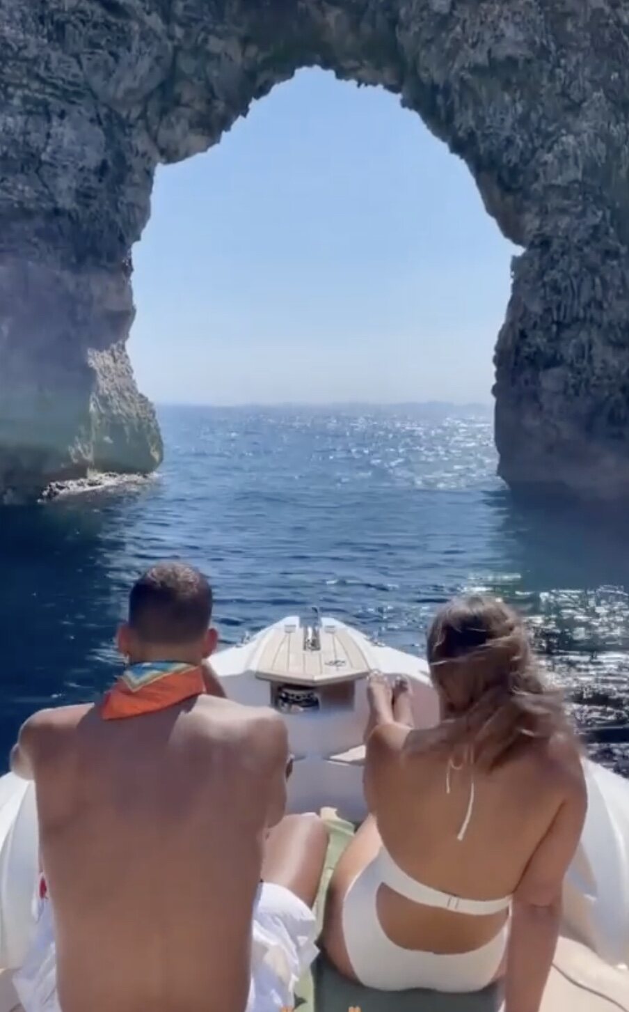 Yulen con su prima en Menorca | Instagram