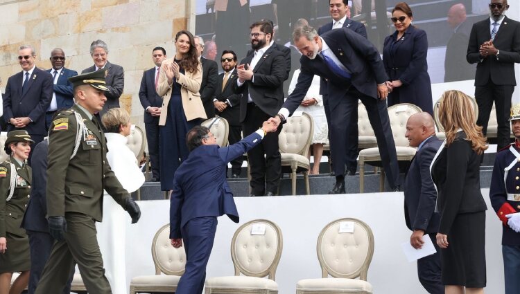 El Rey Felipe VI saludando al Presidente de Colombia Gustavo Petro