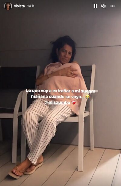 Violeta Mangriñán enseña a su suegra con su hija/ Foto: Instagram