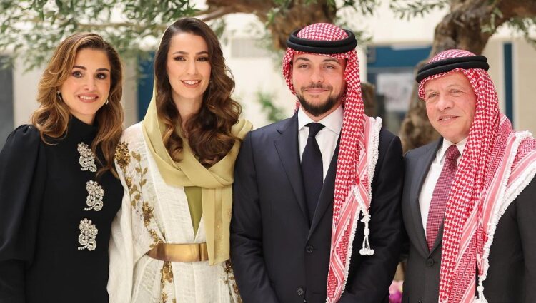 El futuro matrimonio posando junto a la Reina Rania y el Rey Abdalá