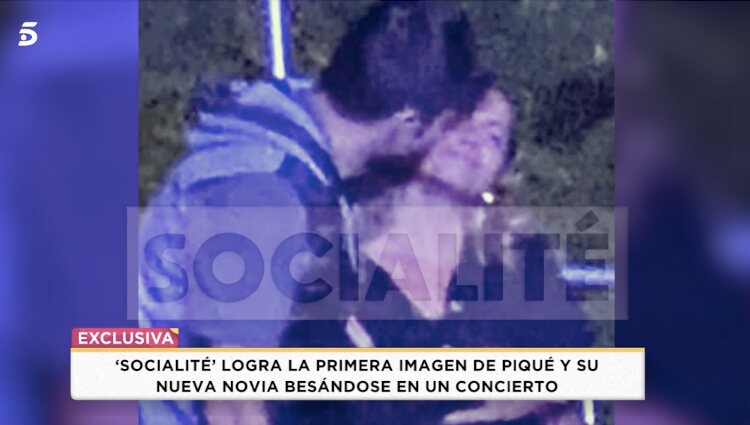 Piqué besando a clara durante el concierto | Foto: Socialité