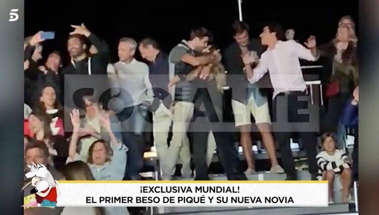 Beso entre Piqué y Clara Chía | Foto: Telecinco