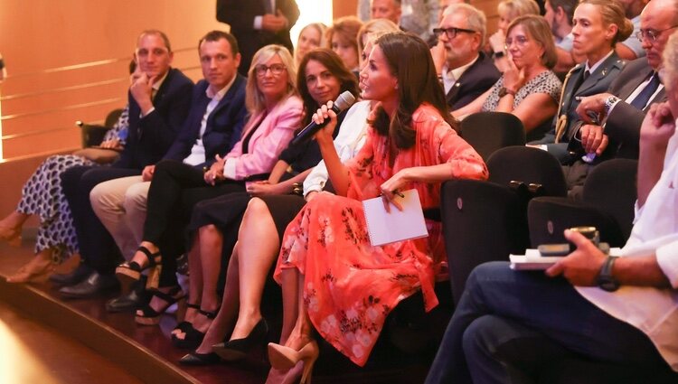 La Reina Letizia durante sus preguntas a Carlos López Otín