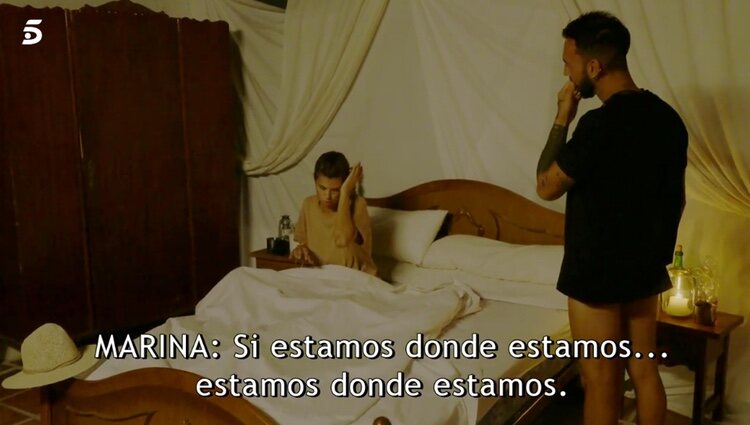 Marina Ruiz en la cama explicándole a Omar Sánchez el porqué de la cobra |Foto: Telecinco