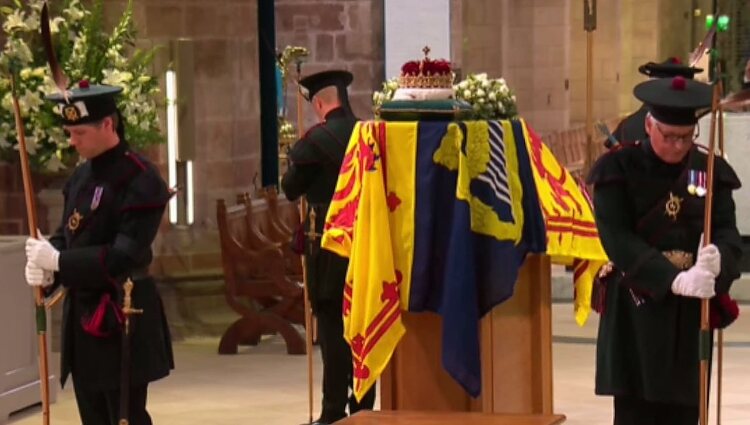 El féretro de Isabel II en la Catedral de St Giles para su vigilia de 24 horas