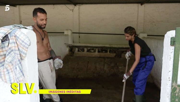 Omar Sánchez y Marina ruiz, muy cómplices, limpiando a los conejos |Foto: Telecinco