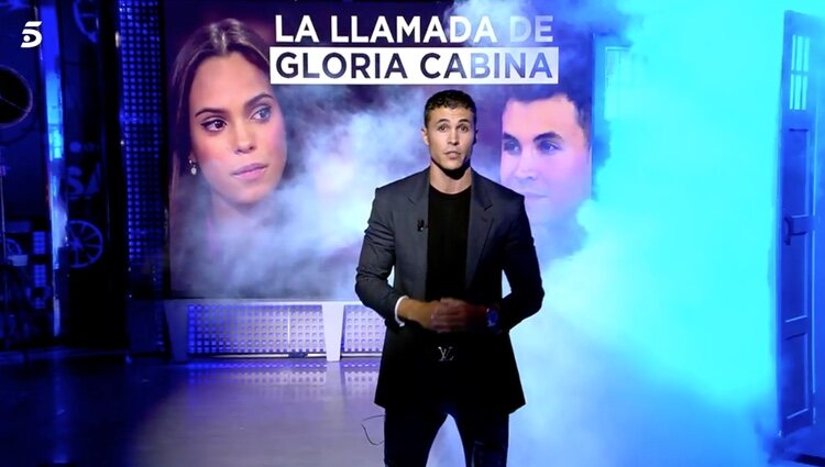 Kiko Jiménez presentando la llamada con Gloria Camila |Foto: Telecinco