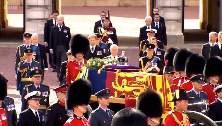 Procesión de traslado de los restos mortales de Isabel II al Palacio de Westminster