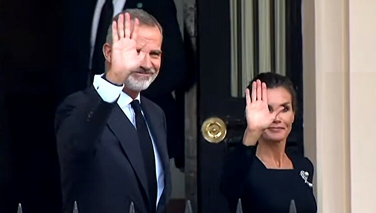 Los Reyes de España a su llegada a la residencia del embajador británico | RTVE.es
