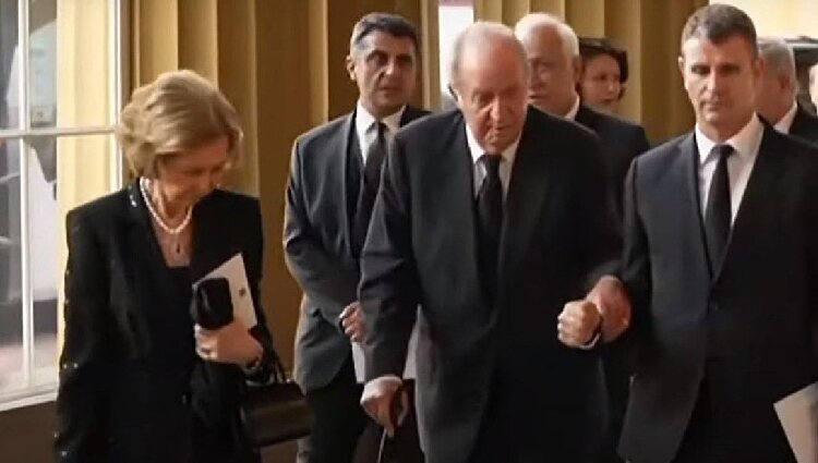 Los Reyes eméritos Juan Carlos y Sofía llegan al Palacio de Buckingham para la recepción oficial de Carlos III