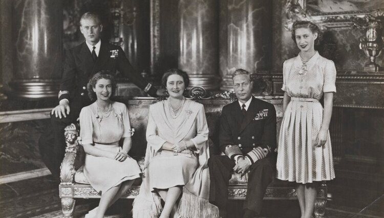 Isabel II, Felipe de Edimburgo, la Princesa Margarita y los Reyes Jorge VI e Isabel Bowes-Lyon en una foto familiar | The Royal Family
