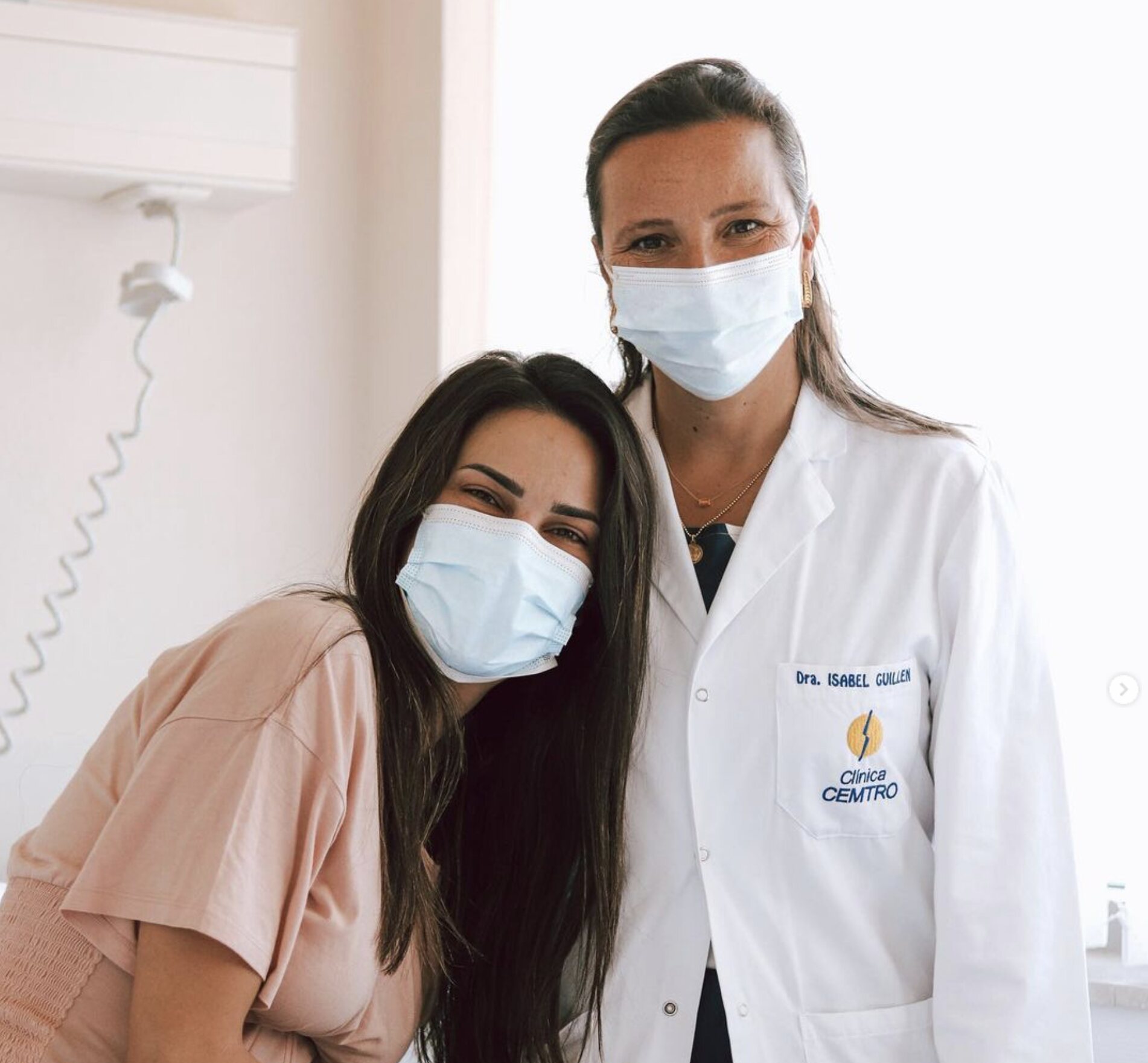 Carla Barber con su doctora/ Foto: Instagram