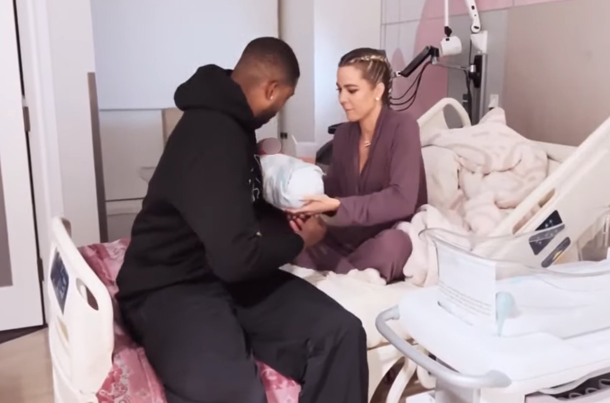 Khloé Kardashian y Tristan Thompson con su segundo hijo en el hospital | Foto: Hulu