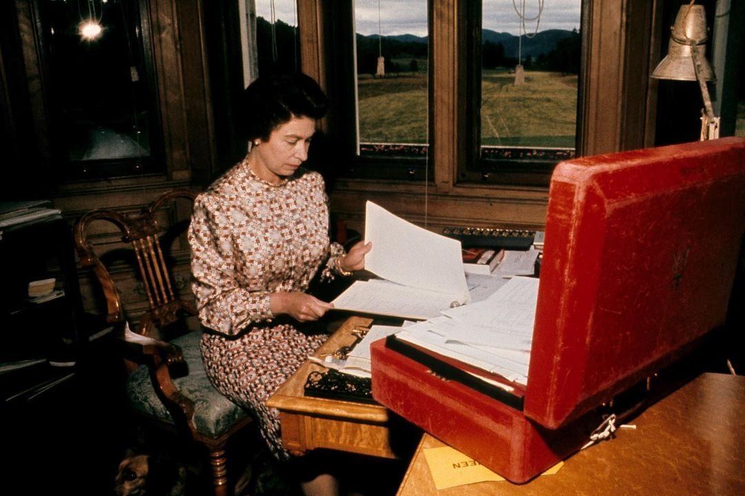 La Reina Isabel con la caja roja | Instagram The Royal Family