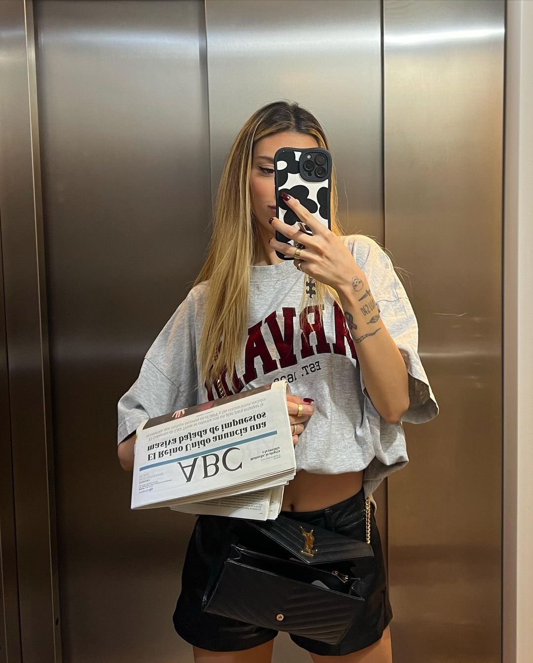 Alejandra Rubio con el periódico en la mano | Instagram