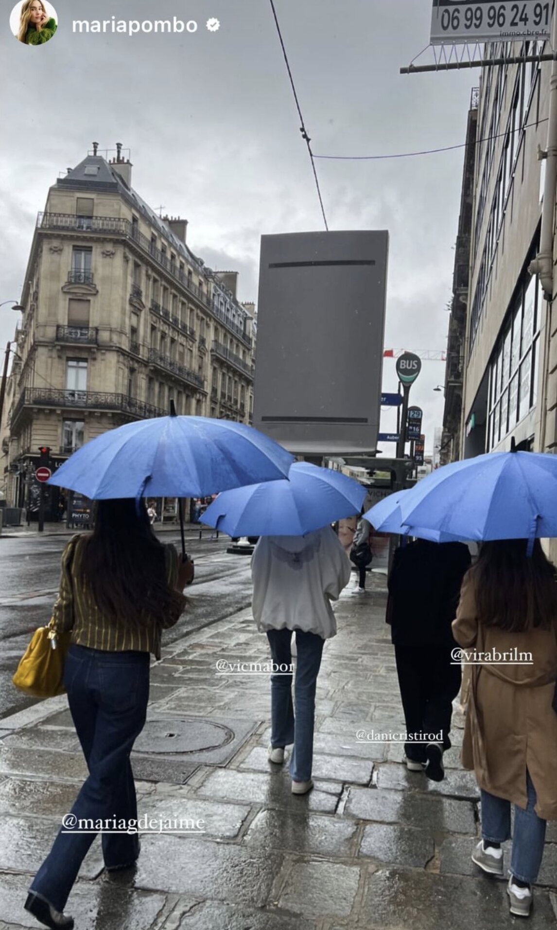 Victoria Federica y sus amigos, de espaldas y con paraguas/ Foto: Instagram