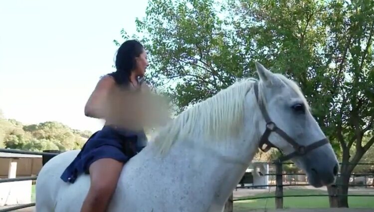 Patricia Steisy monta a caballo con el pecho al descubierto | Foto: Telecinco