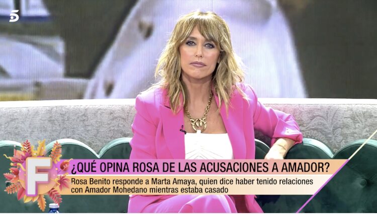 Emma García atenta a la llamada |Foto: Telecinco