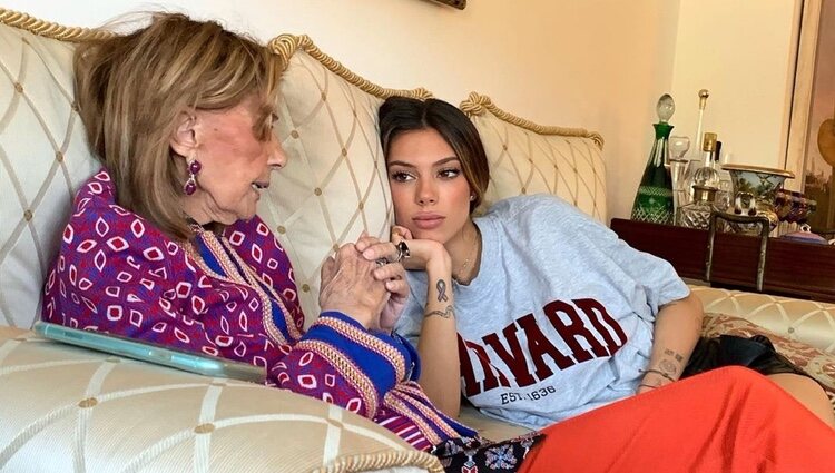 Alejandra Rubio escuchando atenta a su abuela, María Teresa Campos| Foto: Instagram