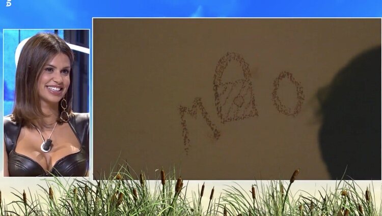 Marina Ruiz viendo la declaración de Omar Sánchez, que pintó en la pared un candado con las iniciales de ambos |Foto: Telecinco