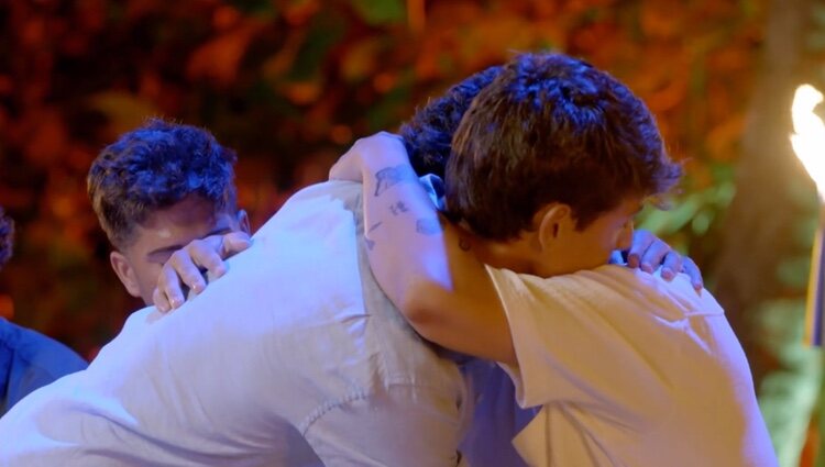 Javier abraza a Samuel en su primera hoguera | Foto: Telecinco