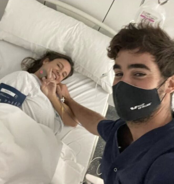 Marta Pombo con su novio Luis Zamalloa en el hospital/ Foto. Instagram