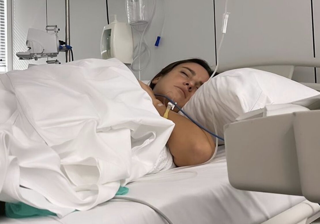 Marta Pombo durmiendo en el hospital/ Foto: Instagram