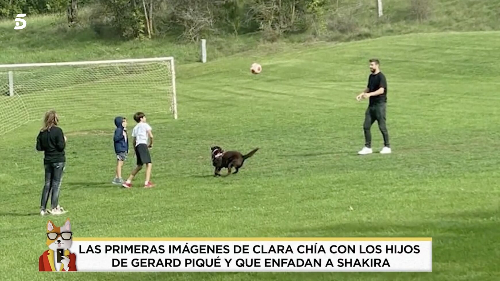 Clara Chía jugando con los hijos de Piqué/ Foto: telecinco.es