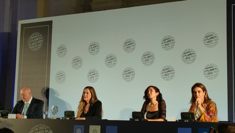 Juan Eslava Galán, Luz Gabás, Cristina Campos y Carmen Posadas en la rueda de prensa posterior a la entrega del Premio Planeta 2022