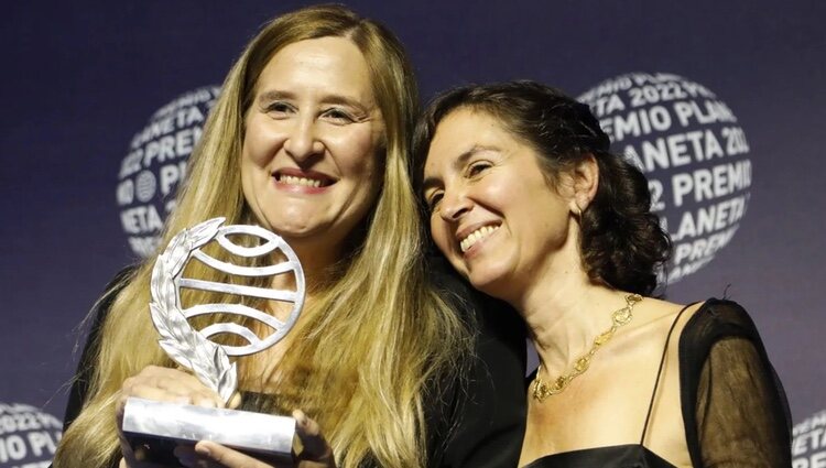 Luz Gabás y Cristina Campos, ganadora y finalista respectivamente del Premio Planeta 2022