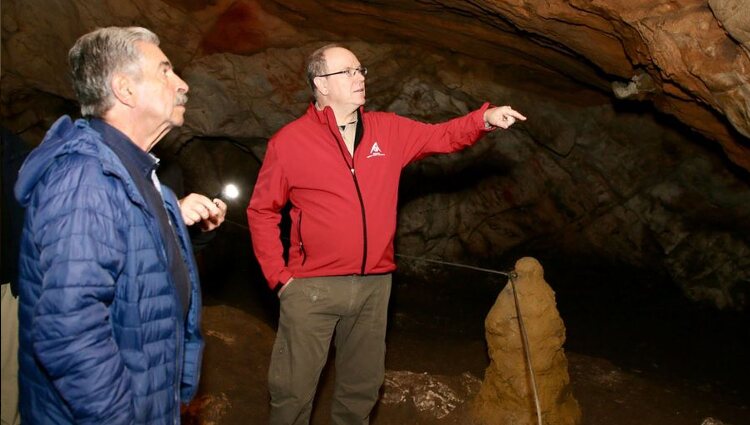 Miguel Ángel Revilla y el Príncipe Alberto II de Mónaco durante su visita a la Cueva de Monte Castillo | Gobierno de Cantabria