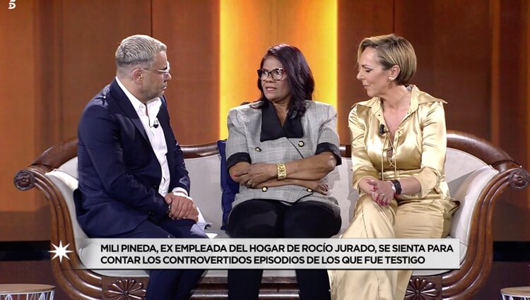Mili Pineda junto a Jorge Javier Vázquez y Rocío Carrasco en el plató de 'En el nombre de Rocío' |Foto: Telecinco