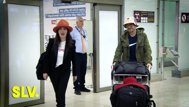 Patricia Donoso y Charles sorprendidos a su llegada al aeropuerto de Madrid |Foto: Telecinco