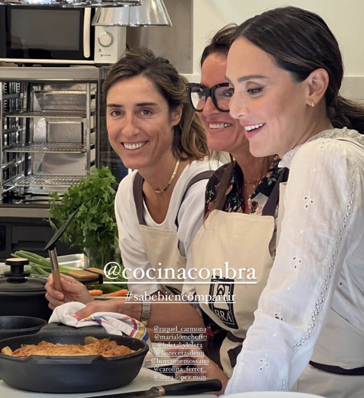Tamara Falcó cocinando con unas amigas/ Foto: Instagram