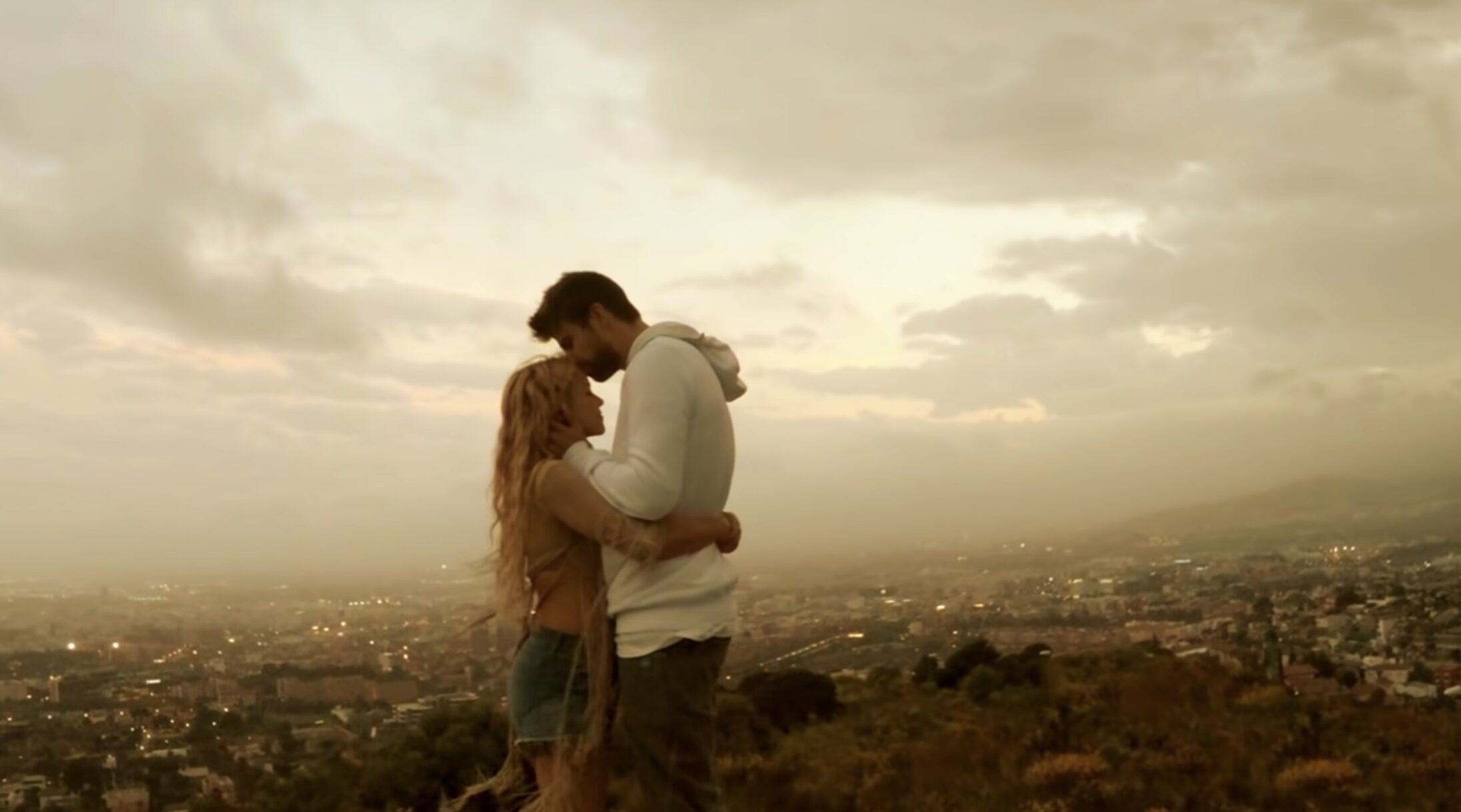 Fotograma del videoclip de 'Me enamoré' en el que sale Shakira con Piqué
