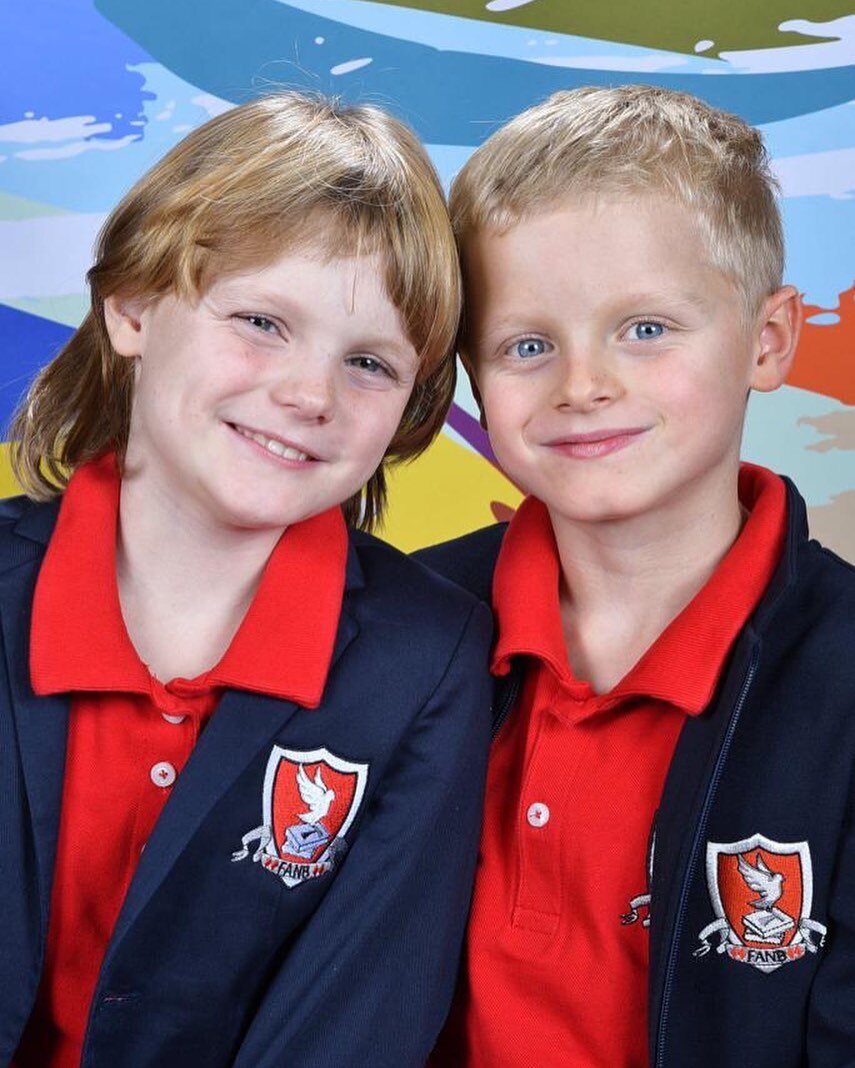Jacques y Gabrielle de Mónaco posan con el uniforme de su colegio |Foto: Instagram