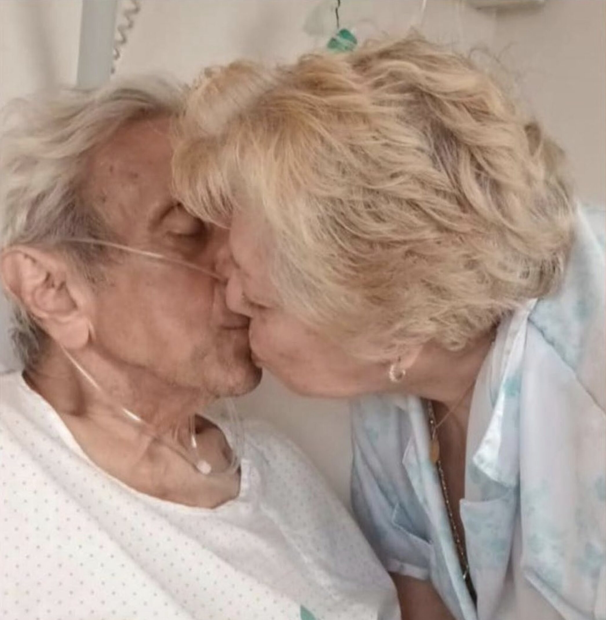 Los padres de Shakira besándose en el hospital/ Foto: Instagram