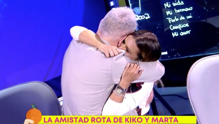 Kiko Hernández abraza a su amiga, Marta López, después de su disputa | Foto: Telecinco